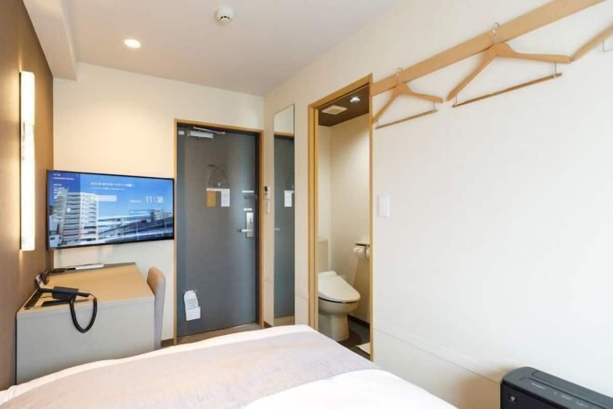 Een bureau, gratis wifi, beddengoed