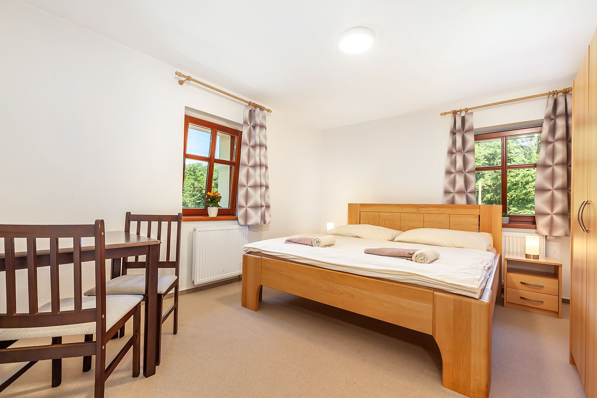 Desk, laptop workspace, travel crib, free WiFi