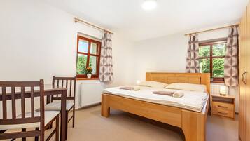 Desk, laptop workspace, travel crib, free WiFi