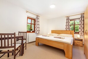 Schreibtisch, laptopgeeigneter Arbeitsplatz, Reisekinderbett