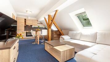 Desk, laptop workspace, travel crib, free WiFi