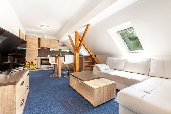 Schreibtisch, laptopgeeigneter Arbeitsplatz, Reisekinderbett