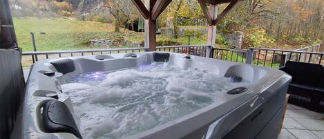 Tina de hidromasaje al aire libre