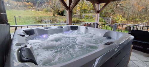 Quiet villa, 4 bedrooms, jacuzzi, private pool and wooded grounds.