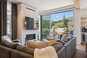 Una Smart TV, una chimenea