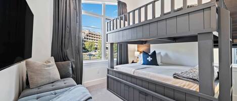 3 عدّة غرف نوم وسرير سفر وواي فاي وملاءات أسرّة