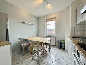 Fridge, microwave, oven, stovetop - Gemütliche und Zentrumsnahe Dachgeschosswohnung mit Großem Wohnzimmer (Eisenach)