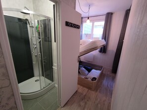 Douche, sèche-cheveux