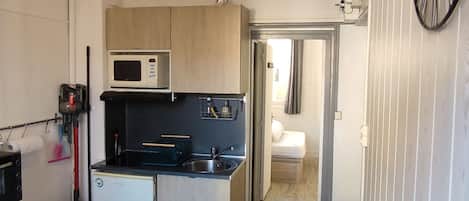 Réfrigérateur, four à micro-ondes, un four, surface de cuisson