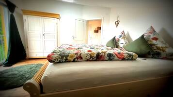 2 Schlafzimmer, schallisolierte Zimmer, Reisekinderbett