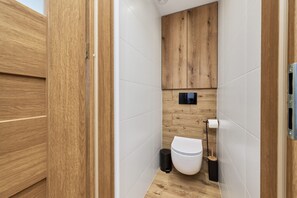 Apartment, 2 Bedrooms, 2 Bathrooms | Bathroom | Shower, towels, soap, shampoo - Kwiska Apartment Wrocław by Renters (Wroclaw)