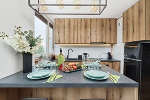 Apartamento, 2 quartos, 2 banheiros | Opções para refeição no quarto