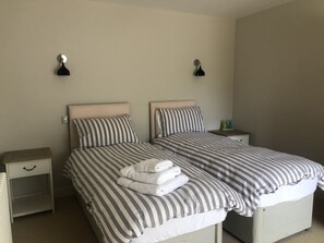 2 bedrooms, iron/ironing board, free WiFi, bed sheets - The Picture Window - Beautiful Grade 2 listed barn conversion (Mevagissey)