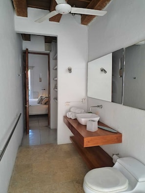 Regadera, toallas, jabón, papel de baño