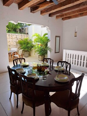 تناول الطعام بالخارج