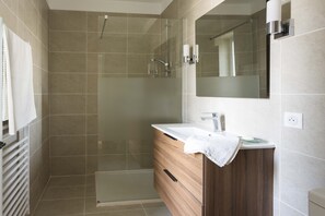 Dusche, Haartrockner, Toilettenpapier