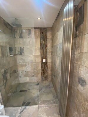 Shower, hair dryer, towels, soap - Daisy Barn - Beautiful Grade 2 listed conversion (Mevagissey)