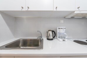 Kühlschrank, Ofen, Herdplatte, Wasserkocher mit Kaffee-/Teezubehör