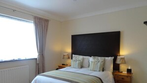 مكتب ومساحة عمل للكمبيوتر المحمول وستائر تعتيم وواي فاي مجانًا