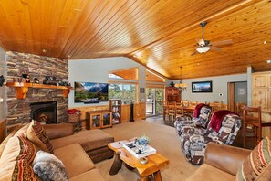 Televisión, chimenea y futbolito 