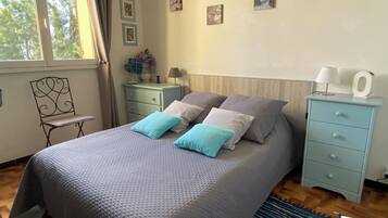 1 slaapkamer, een strijkplank/strijkijzer, reisbedje, gratis wifi