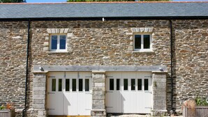 A stone building with two white doors and two windows. - Blossom Barn - Beautiful Grade 2 listed barn conversion (Mevagissey)