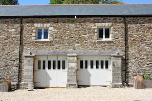 المنشأة من الخارج