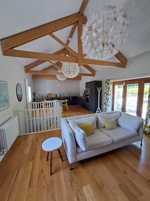 تلفزيون، مشغل دي في دي، تنس طاولة، كُتُب