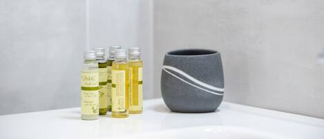 Douche, sèche-cheveux, bidet, serviettes fournies