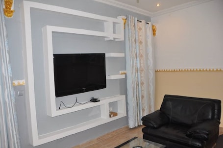 Flat-screen TV. Appartements meublés haut Standing