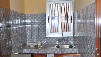 Refrigerador, microondas y tetera eléctrica