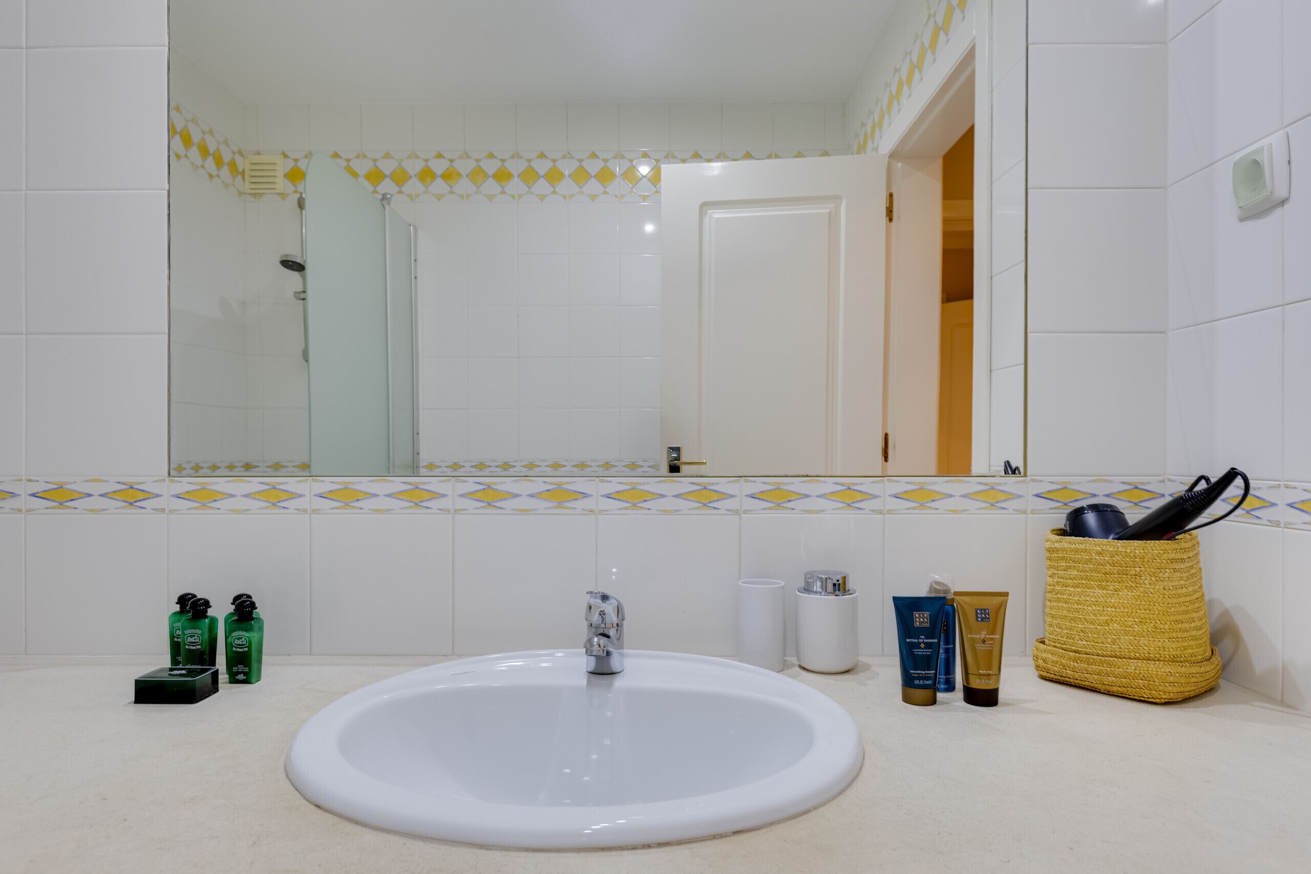 Bathtub, towels, soap, shampoo