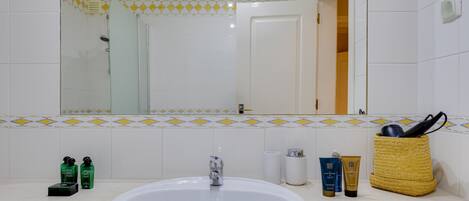 Bathtub, towels, soap, shampoo