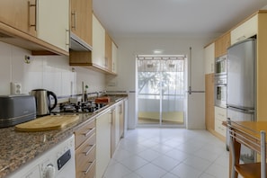 Kjøleskap, mikrobølgeovn, ovn og kokeplater