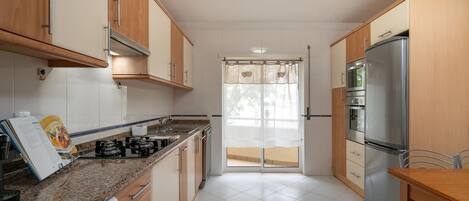 Køleskab, mikrobølgeovn, ovn, kogeplade