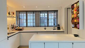 Een koelkast, een microgolfoven, een oven, een kookplaat