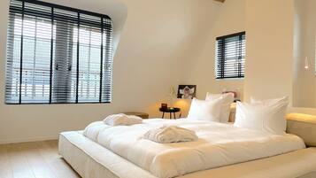 3 slaapkamers, een bureau, een strijkplank/strijkijzer, reisbedje