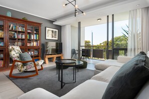 Departamento empresarial | Área de sala de estar | Televisión de pantalla plana de 50 pulgadas con canales por cable 