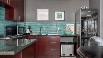 Business Apartment | Private kitchen | Fridge, microwave, oven, stovetop