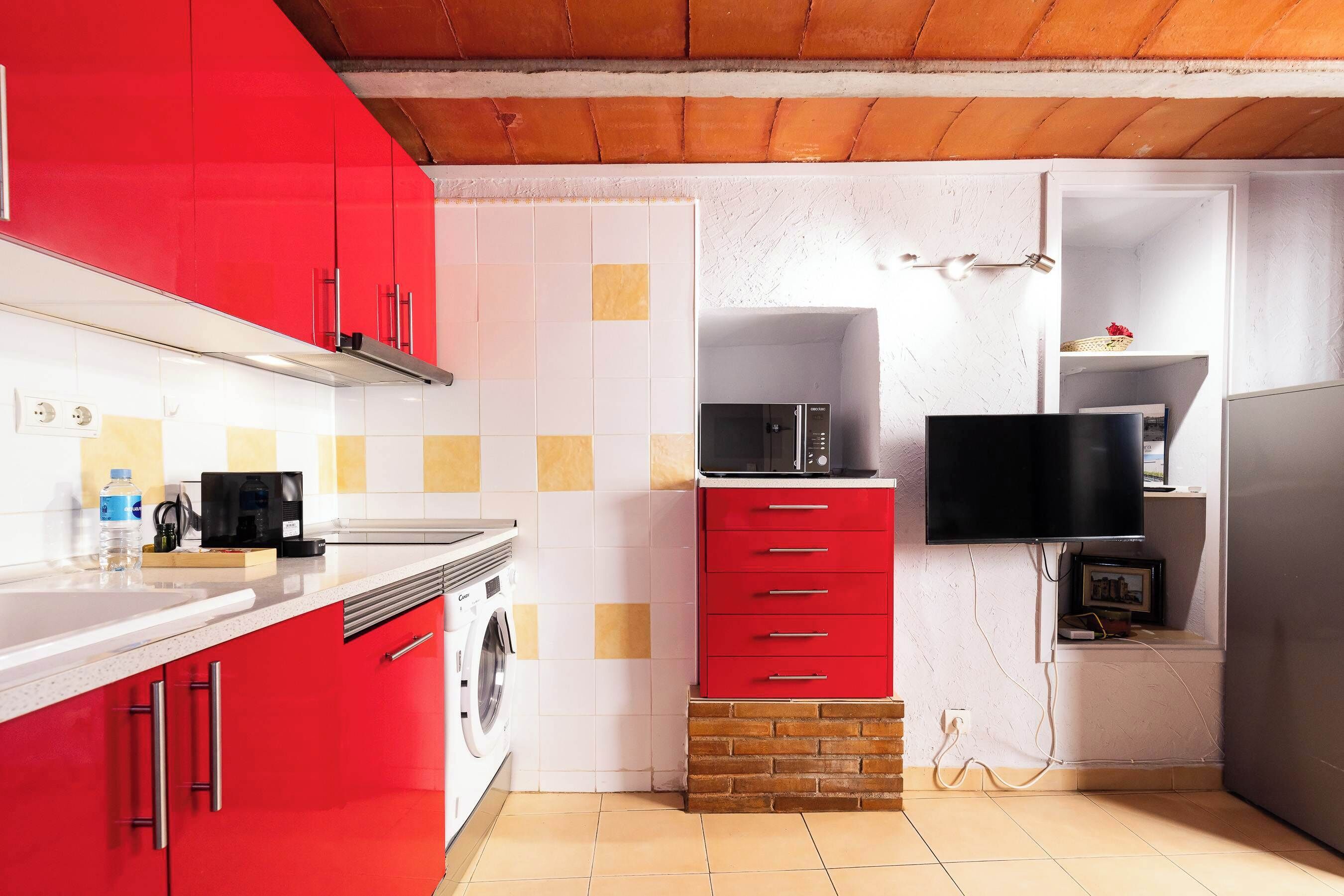 Frigorífico, microondas, horno y placa de cocina