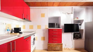 Frigorífico, microondas, horno y placa de cocina