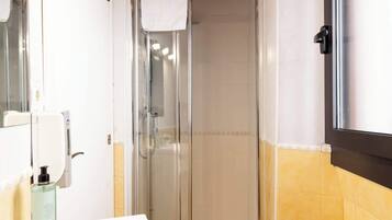 Ducha, secador de pelo y champú