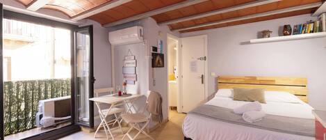 1 habitación, tabla de planchar con plancha, wifi y ropa de cama