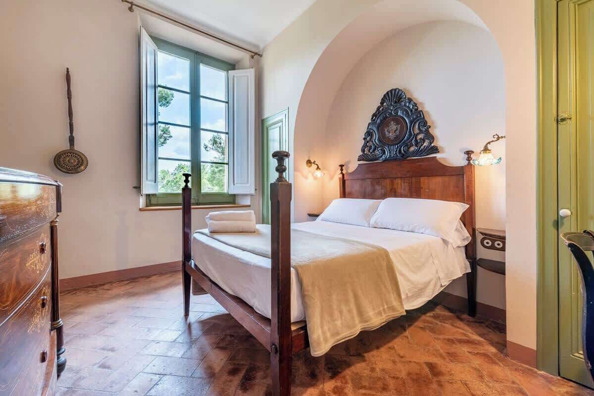 9 bedrooms, iron/ironing board, WiFi, bed sheets