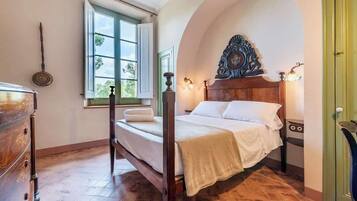 9 bedrooms, iron/ironing board, WiFi, bed sheets