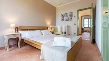 9 chambres, fer et planche à repasser, Wi-Fi, draps fournis