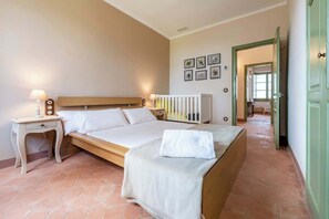 9 bedrooms, iron/ironing board, WiFi, bed sheets