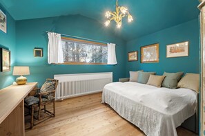 5 bedrooms, desk, iron/ironing board, WiFi