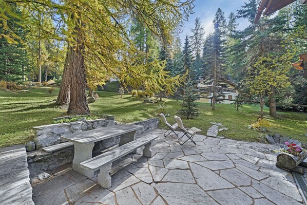 Outdoor dining - Beautiful 6-room detached house, spacious living room with direct access to the (Silvaplana-Surlej)