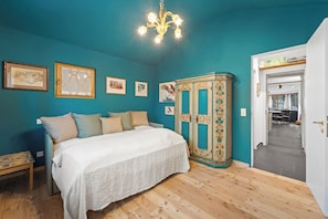 5 Schlafzimmer, Schreibtisch, Bügeleisen/Bügelbrett, WLAN